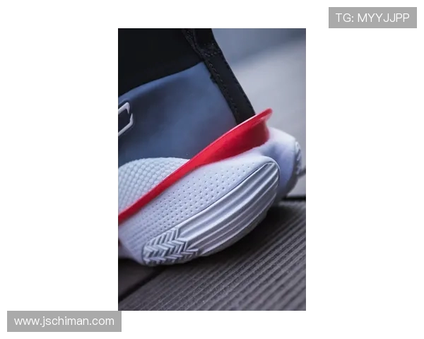 库里出席乐天活动与UA球鞋同框引发热议展现品牌新动态